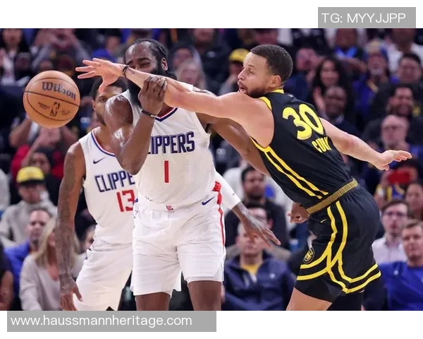 雄鹿与热火激战正酣NBA赛场精彩瞬间回顾与分析