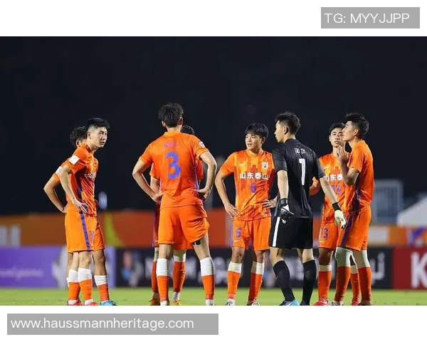 卡塔尔与中国在12强赛中的激烈对决引发球迷热议与期待